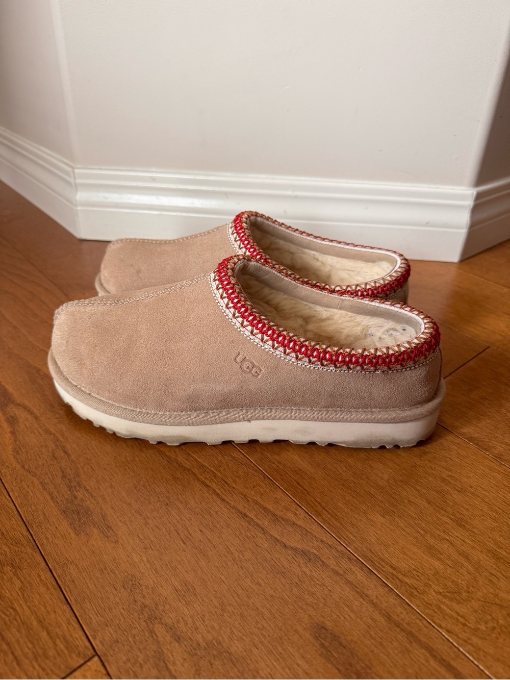 UGG Tasman - Sand / Dark Cherry